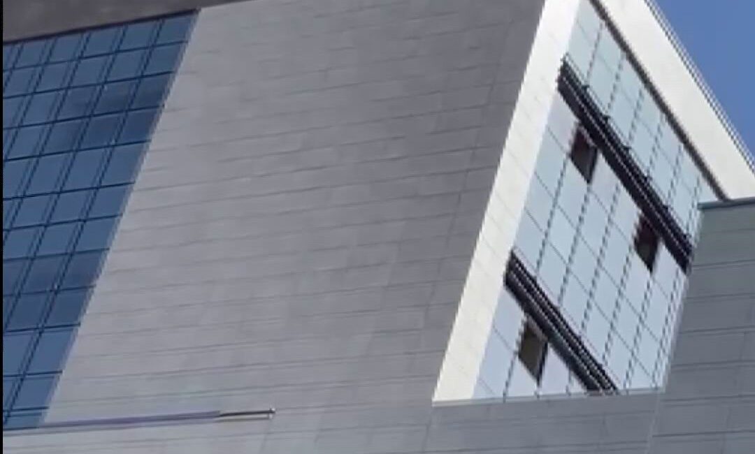 Diyarbakır'ın Kayapınar ilçesinde bir işçi, alacağını tahsil edemediğini belirterek inşaatın