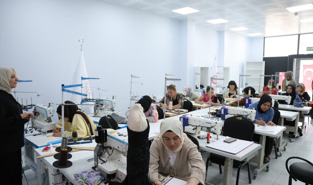 Diyarbakır'da farklı meslek grubundaki kadın kursiyerler, aldıkları eğitim ve uygulamalı