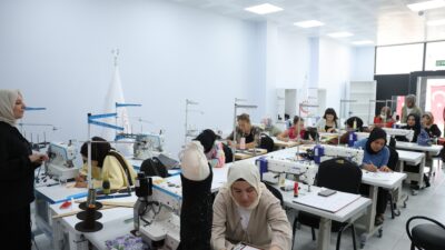 Diyarbakır'da farklı meslek grubundaki kadın kursiyerler, aldıkları eğitim ve uygulamalı
