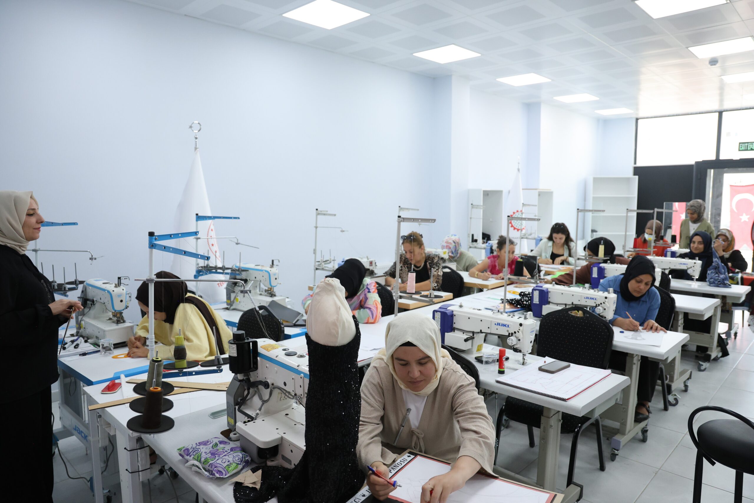 Diyarbakır'da farklı meslek grubundaki kadın kursiyerler, aldıkları eğitim ve uygulamalı