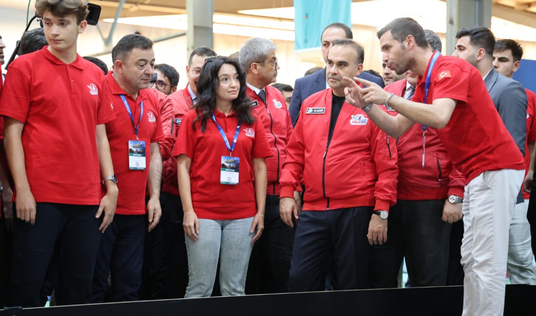 Sanayi ve Teknoloji Bakanı Mehmet Fatih Kacır, fuar merkezindeki TEKNOFEST