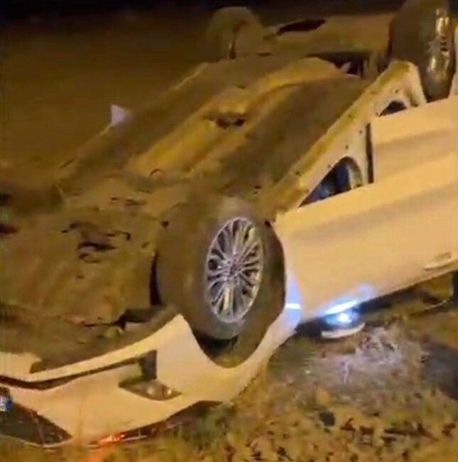 Diyarbakır'ın Sur ilçesinde otomobilin takla atması sonucu meydana gelen trafik