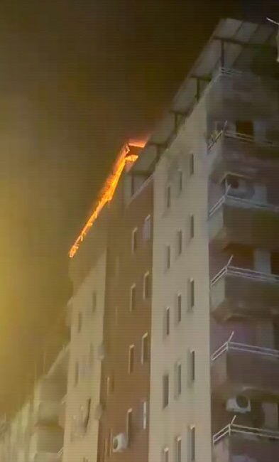 Diyarbakır'da bir apartmanın çatı kısmında çıkan yangın, ekiplerin müdahalesiyle büyümeden