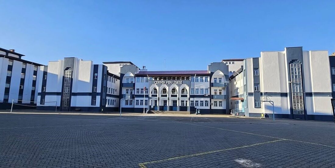 Diyarbakır'ın Çermik ilçesinde yedikleri yiyecekten rahatsızlandıklarını belirten 11 öğrenci hastaneye