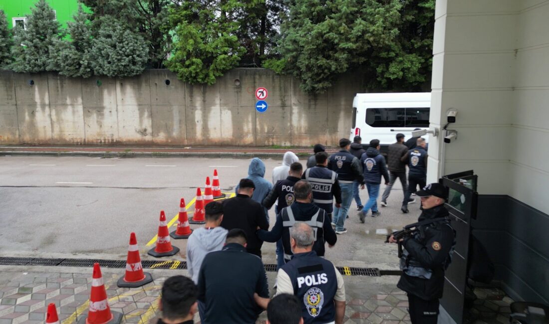 Yasa dışı bahis ve kumar sitelerine para transferlerine aracılık ettikleri