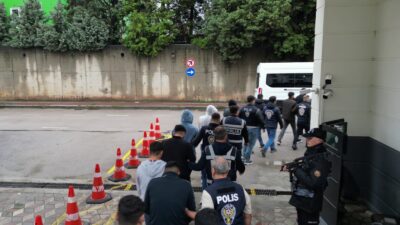 Yasa dışı bahis ve kumar sitelerine para transferlerine aracılık ettikleri