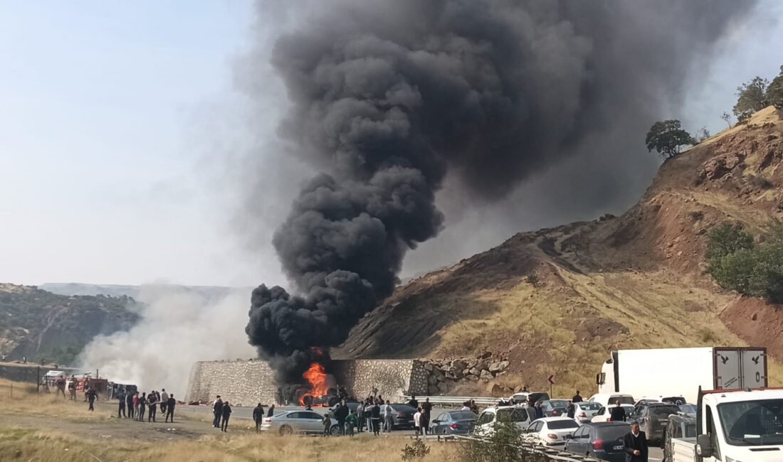 Bitlis-Diyarbakır kara yolunun Baykan çıkışında duvara çarpan tır alev alarak
