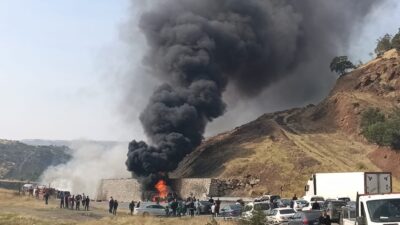 Bitlis-Diyarbakır kara yolunun Baykan çıkışında duvara çarpan tır alev alarak