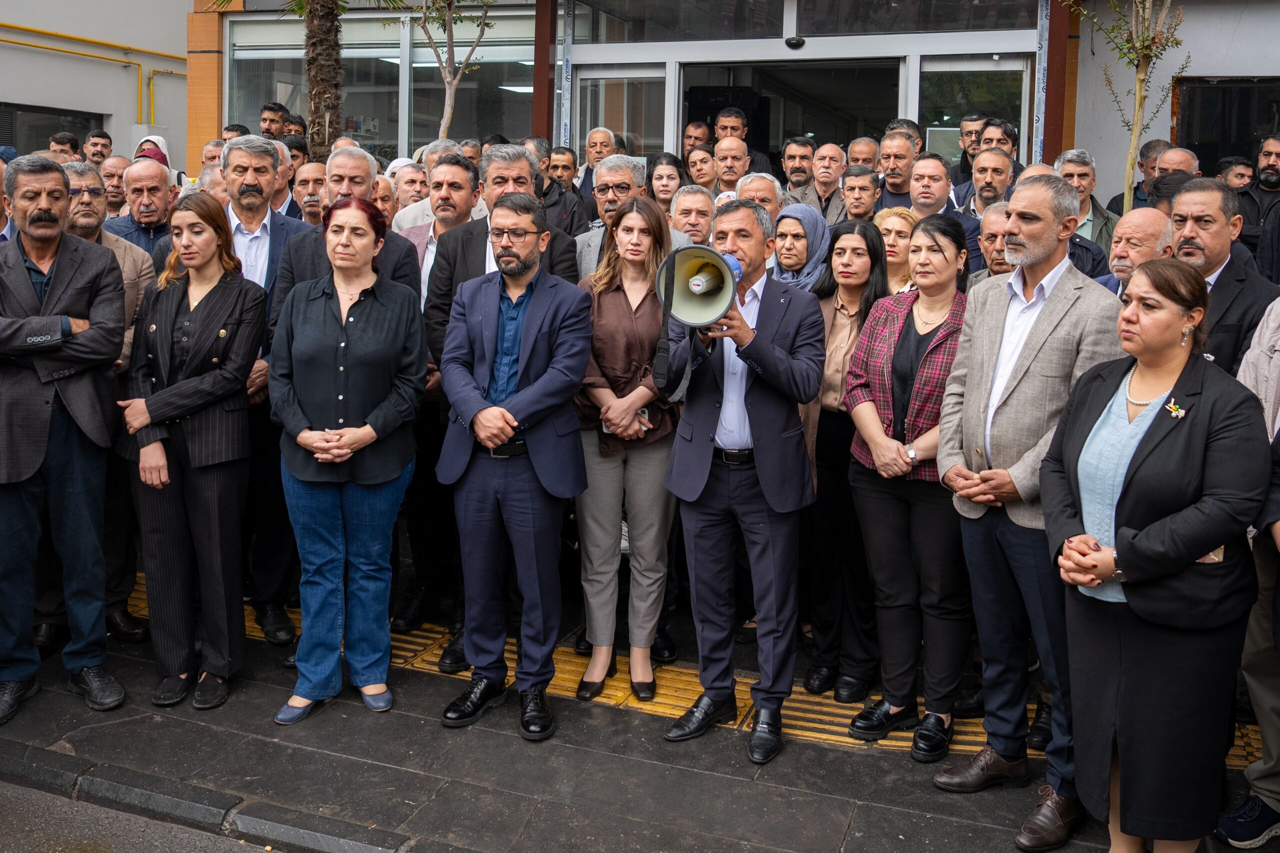 Diyarbakır Bismil Belediyesi’nde işten çıkartılan bir şahıs belediyeye giderek silahlı