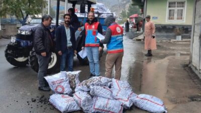 Diyarbakır’ın Çermik ilçesinde kış öncesi kömür yardımı dağıtımına başlandı.
