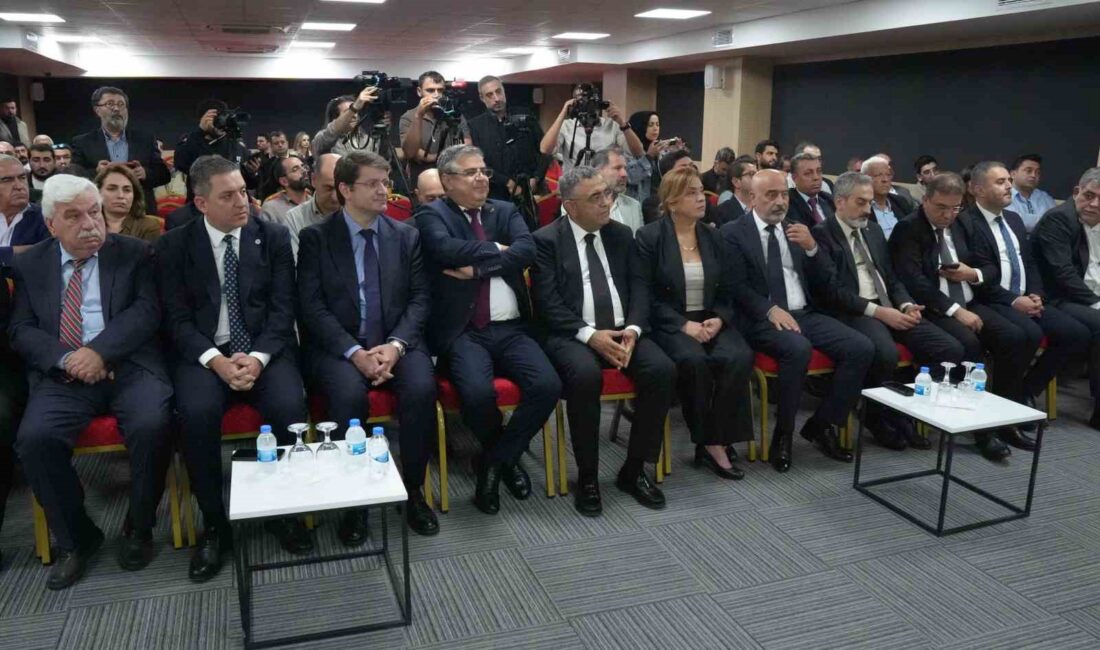Diyarbakır Barosu Tahir Elçi hizmet binası düzenlenen programla açılışı gerçekleşti.
