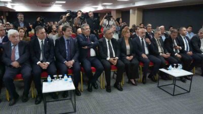 Diyarbakır Barosu Tahir Elçi hizmet binası düzenlenen programla açılışı gerçekleşti.
