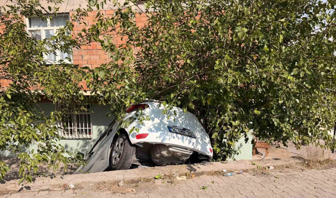 Diyarbakır’da sürücüsünün direksiyon hakimiyetini kaybettiği SUV araç, istinat duvarından aşağı