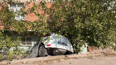 Diyarbakır’da sürücüsünün direksiyon hakimiyetini kaybettiği SUV araç, istinat duvarından aşağı