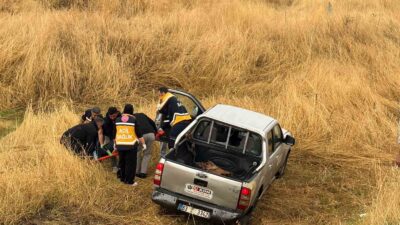 Diyarbakır’da seyir halindeyken lastiği patlayan pikap kontrolden çıkarak şarampole yuvarlandı.