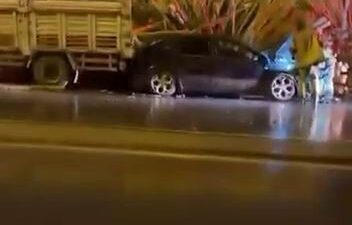 Diyarbakır’da sürücüsünün direksiyon hakimiyetini kaybettiği otomobil kerestelerin arasına daldı. Kazada