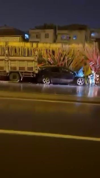 Diyarbakır’da sürücüsünün direksiyon hakimiyetini kaybettiği otomobil kerestelerin arasına daldı. Kazada
