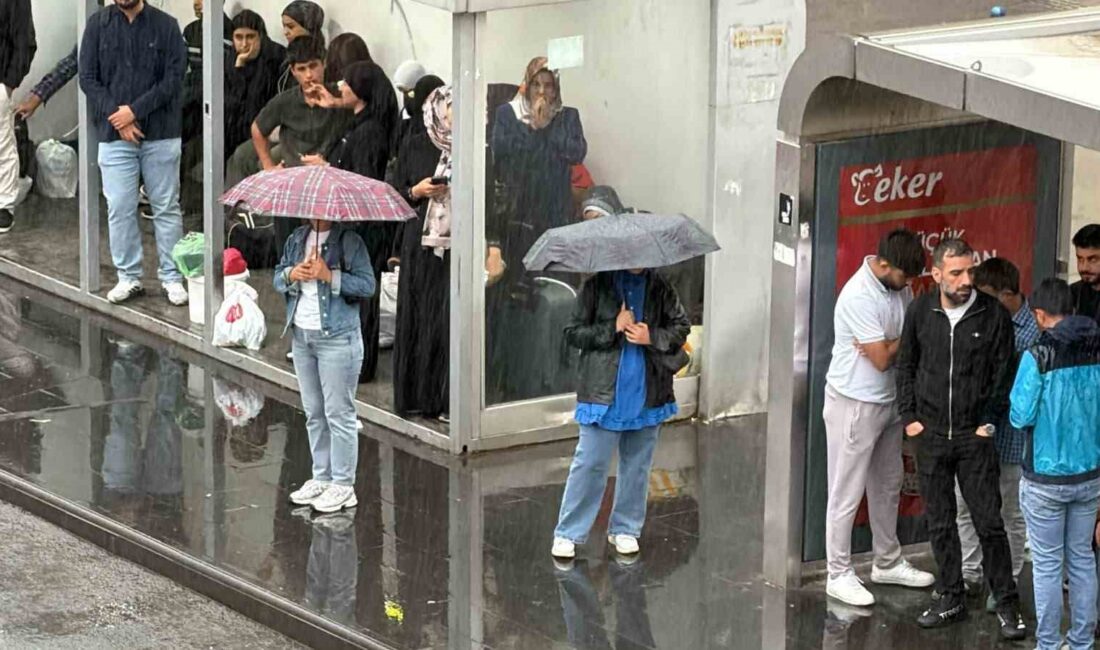 Diyarbakır’da dün akşam saatlerinden itibaren etkili olan sağanak yağış, hayatı