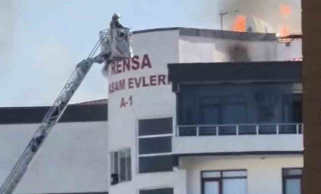Diyarbakır’da bir sitenin çatı tamiri sırasında çıkan yangında alevler kısa