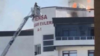 Diyarbakır’da bir sitenin çatı tamiri sırasında çıkan yangında alevler kısa