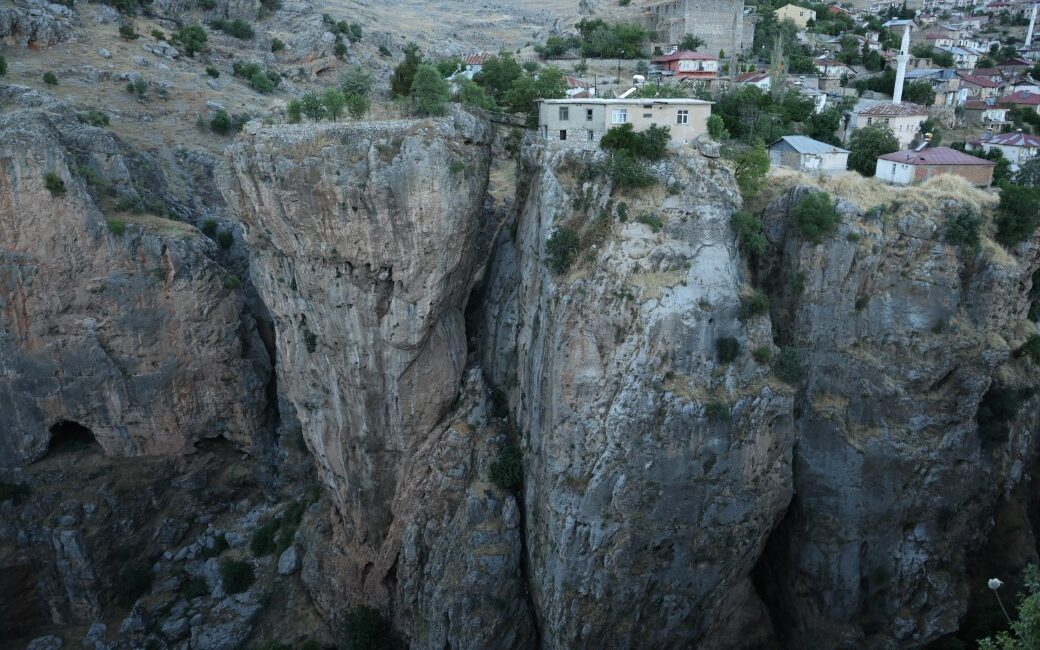 Diyarbakır’ın Çüngüş ilçesinde uçurumun kenarında 168 metre yükseklikteki kayalık üzerinde