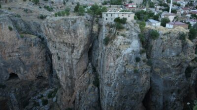 Diyarbakır’ın Çüngüş ilçesinde uçurumun kenarında 168 metre yükseklikteki kayalık üzerinde