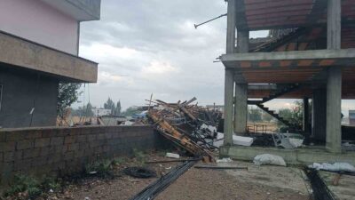 Diyarbakır’ın Bismil ilçesinde sağanak ve fırtına nedeniyle cami minaresi ve