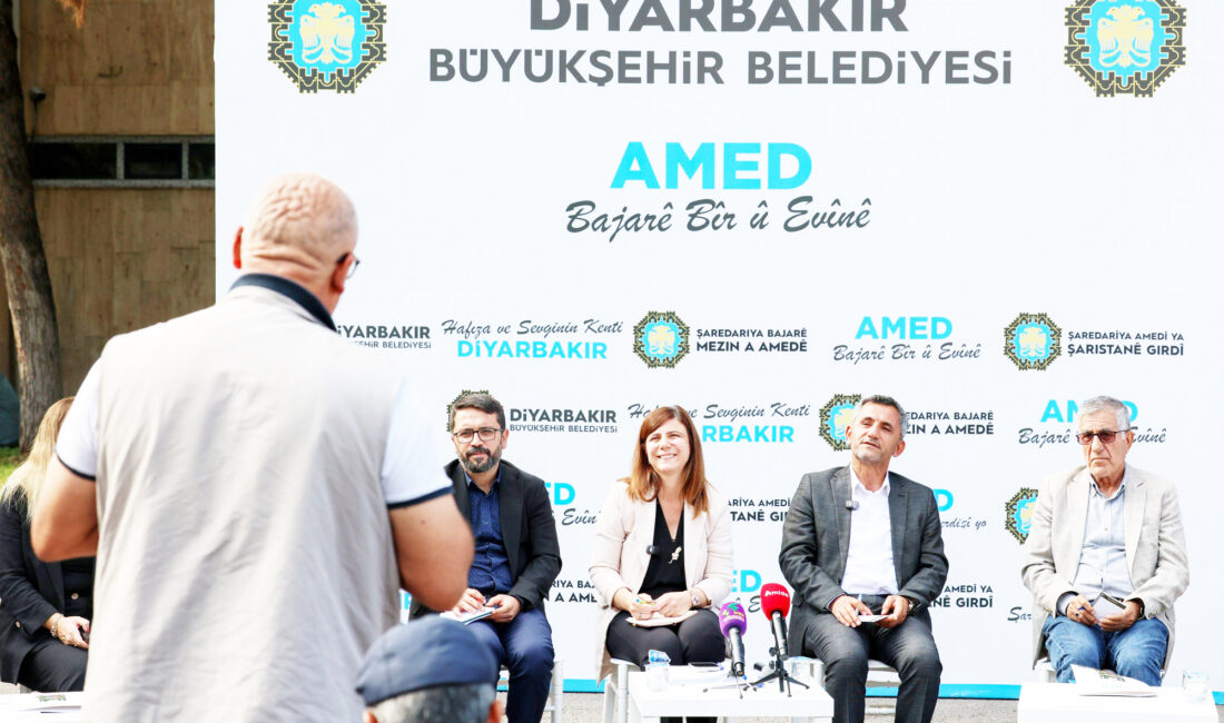 Diyarbakır Büyükşehir Belediyesi Eşbaşkanları Serra Bucak ve Emin Ay, halk