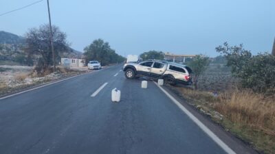 Diyarbakır’ın Çermik ilçesinde kayganlaşan yolda sürücüsünün direksiyon hakimiyeteni kaybettiği pikap