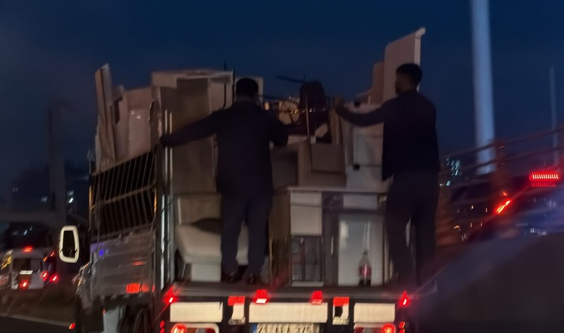 Diyarbakır'da iki kişi, kamyonetle taşınan eşyaların düşmemesi için aldıkları tedbir