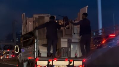 Diyarbakır'da iki kişi, kamyonetle taşınan eşyaların düşmemesi için aldıkları tedbir