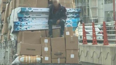 Diyarbakır’da kamyonetteki kolilerin üzerinde oturarak yolculuk eden şahsın canını hiçe