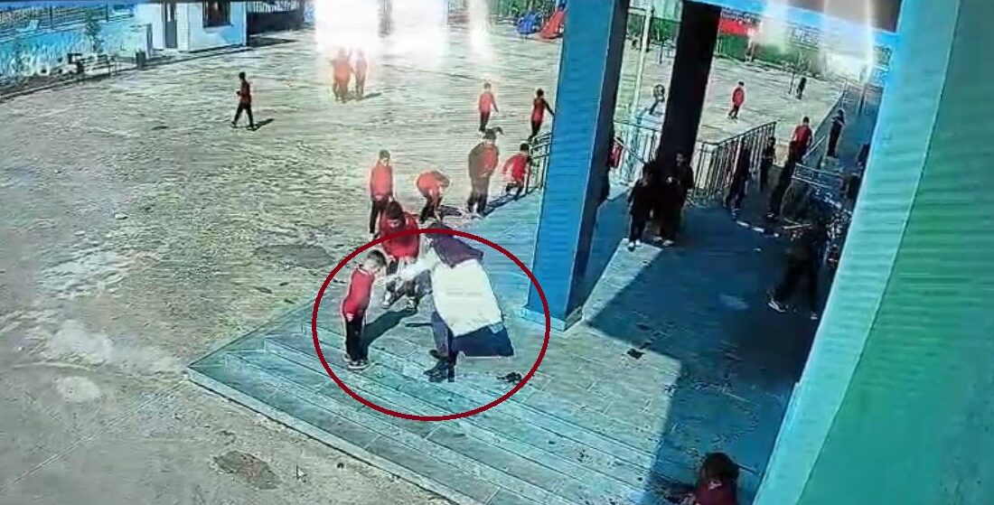 Diyarbakır'ın Eğil ilçesinde nefes borusuna mandalina parçası kaçan öğrencinin, müdür