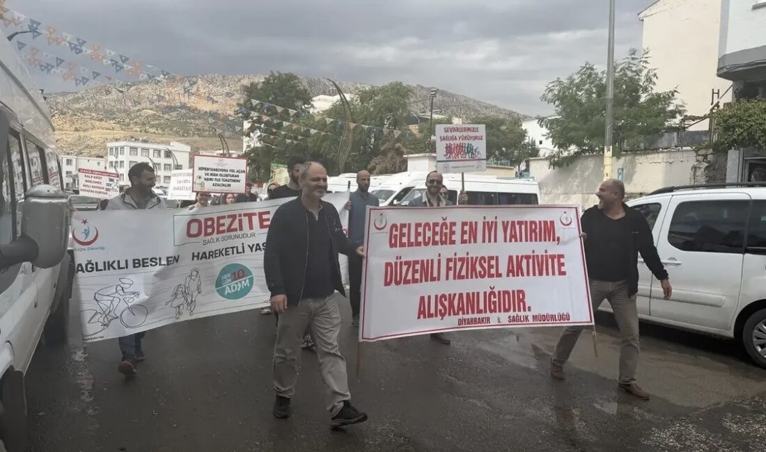 Diyarbakır’ın Çermik ilçesinde sağlık çalışanları obeziteye dikkat çekmek için yürüyüş