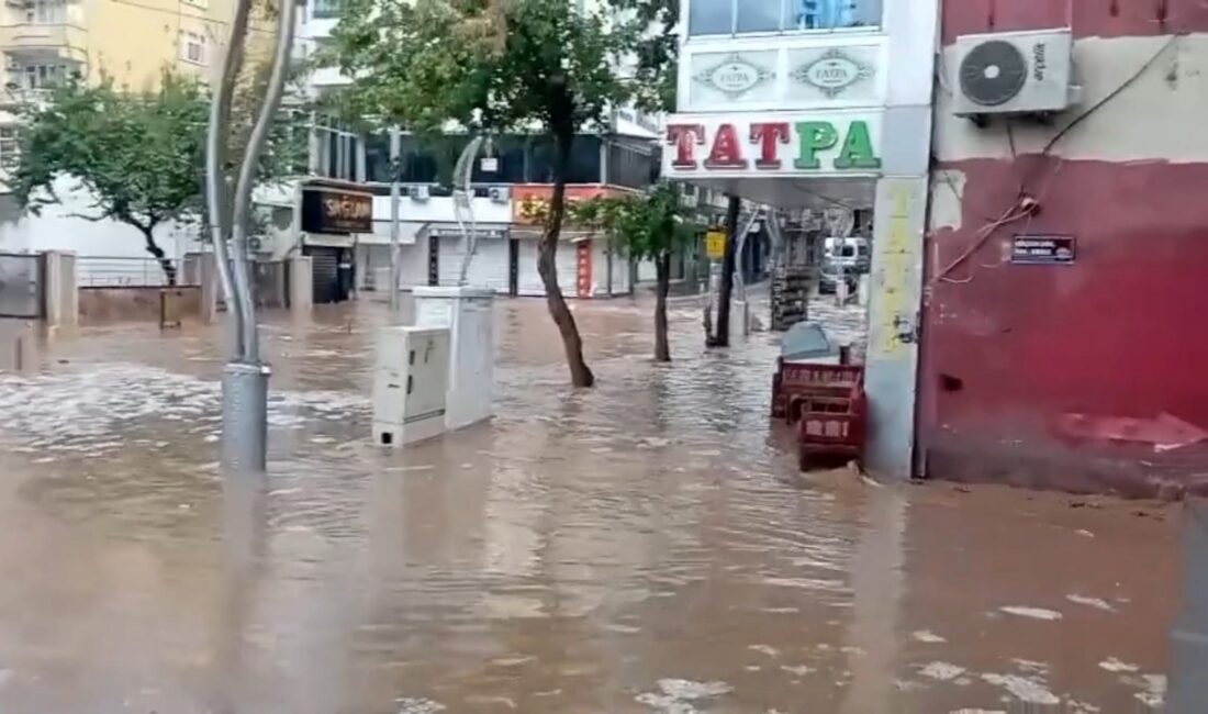 Diyarbakır’ın Silvan ilçesinde etkili olan sağanak ve dolu su taşkınlarına