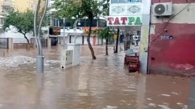 Diyarbakır’ın Silvan ilçesinde etkili olan sağanak ve dolu su taşkınlarına