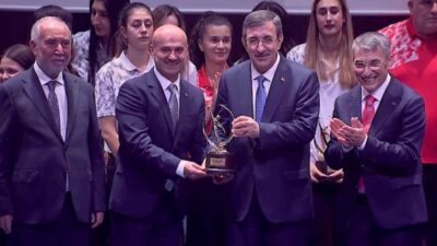 Bir TV kanalı tarafından düzenlenen 10. Sporun Devleri Buluşuyor ödül