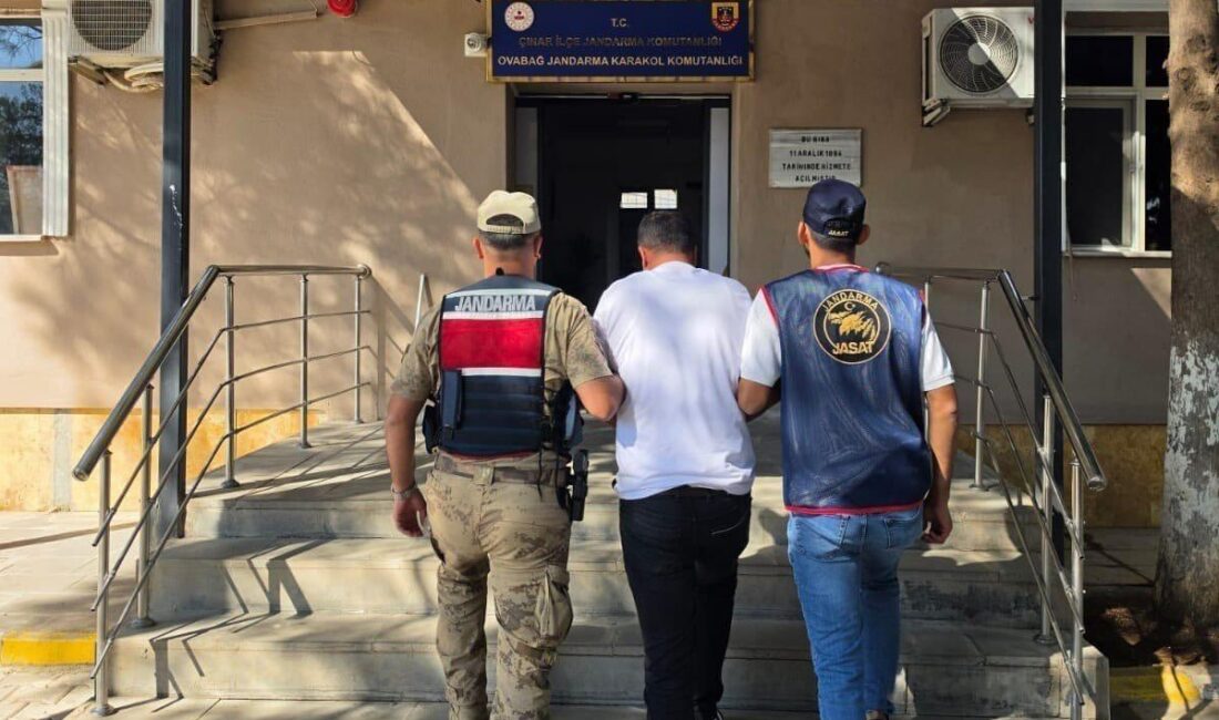Diyarbakır’da jandarma ekiplerince düzenlenen operasyonlarda, haklarında kesinleşmiş hapis cezası bulunan