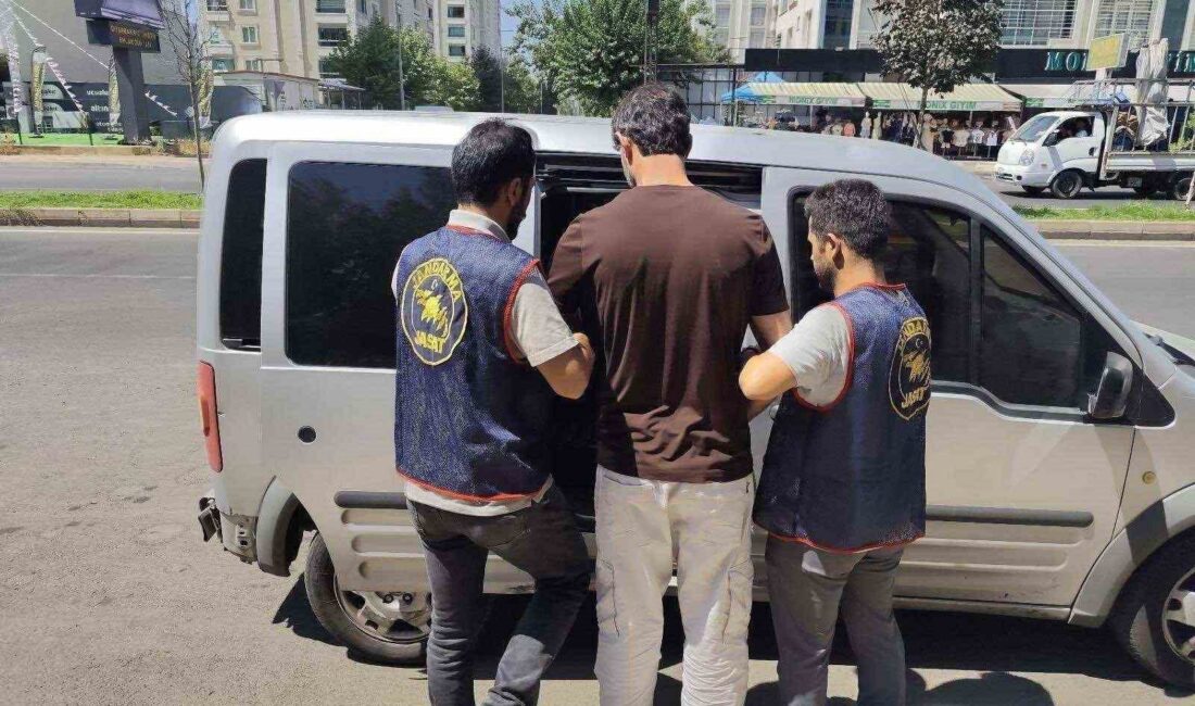 Diyarbakır’da jandarma ekiplerince düzenlenen operasyonlarda haklarında kesinleşmiş hapis cezası bulunan